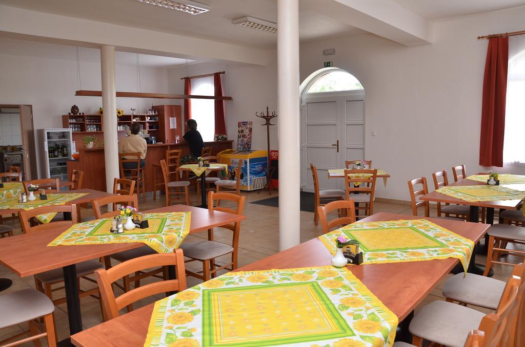 Hotel Ruzeny Hustopecze Zewnętrze zdjęcie